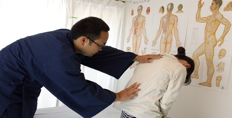 背骨の歪みや関節の可動域、筋肉の硬さの検査